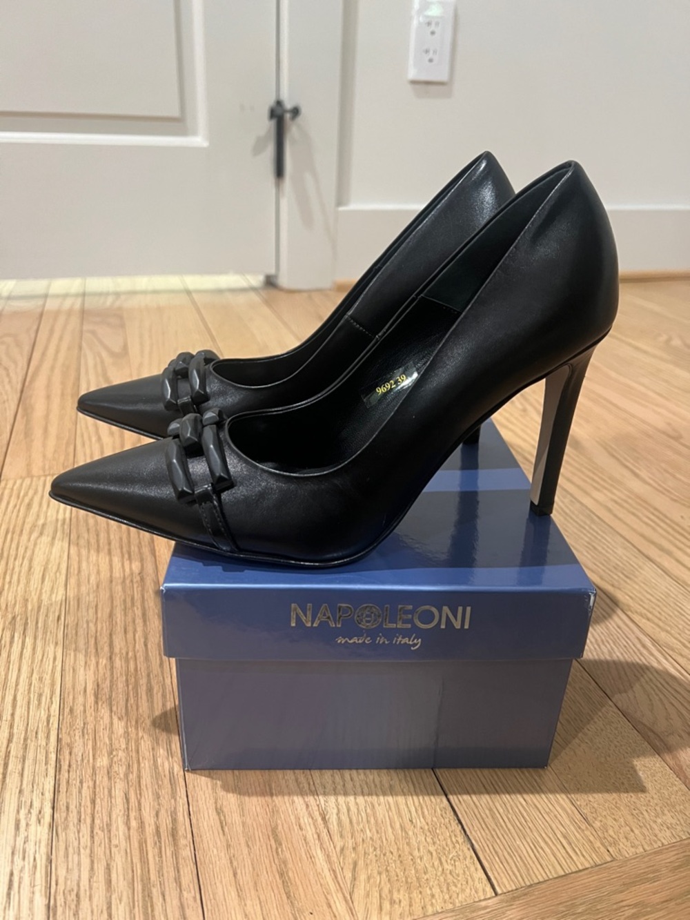 NWT Women’s Napoleoni Black Leather Pointed Toe Metal Chain-Trim Pumps sz39